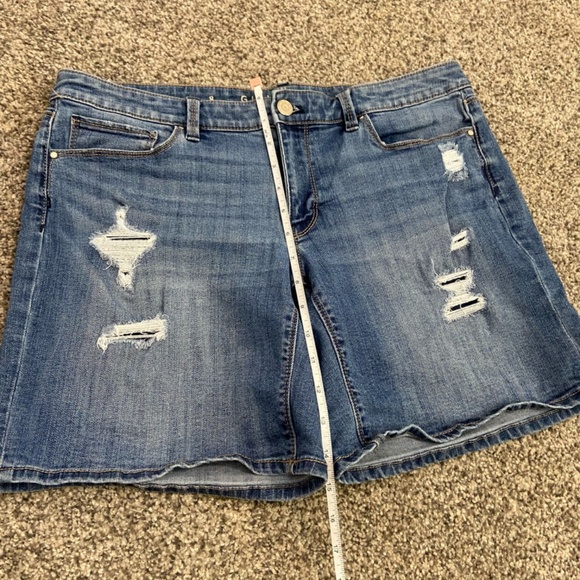 White House Black Market The girlfriend Distressed Jean short Size 8 - Picture 6 of 8